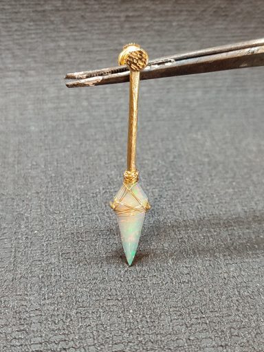 Boucle d'oreille en or et opale en forme de lance
