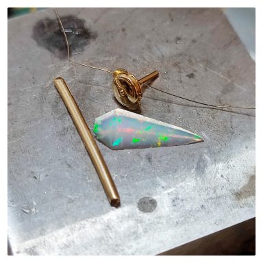 Fabrication d'une pièce unique en or  de la forme d'une lance avec une pointe en opale éthiopienne