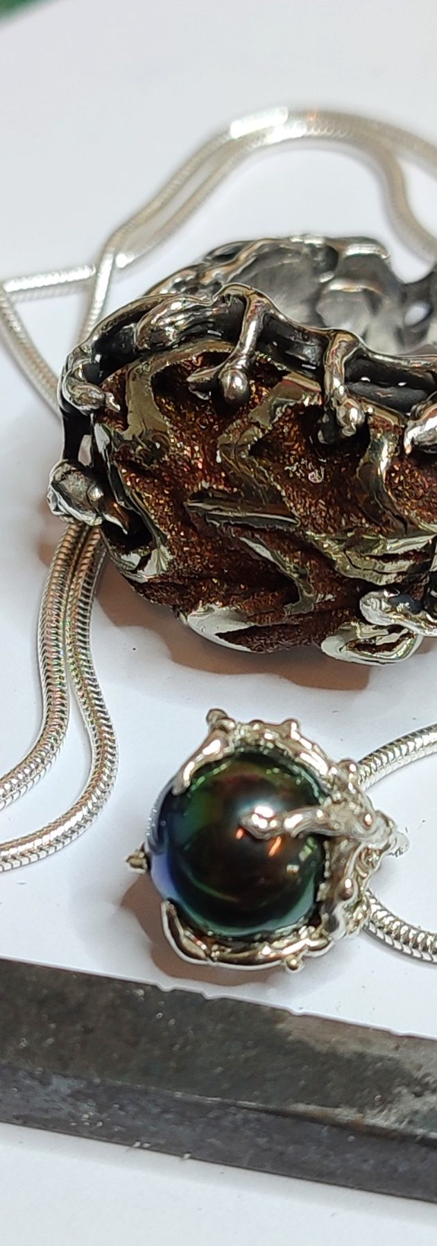 Perle de Tahiti et ammonite sur monture organique argent bijouterie française